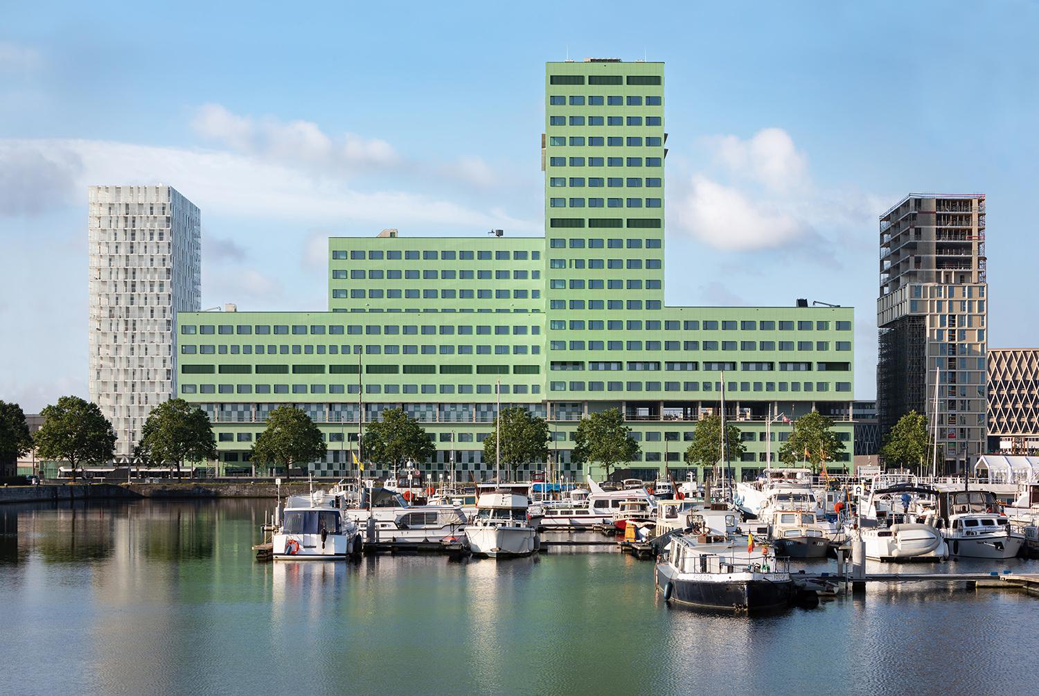 Uitzicht over het water op het gebouw van Hoorcentrum Aerts Antwerpen (ZNA Cadix)